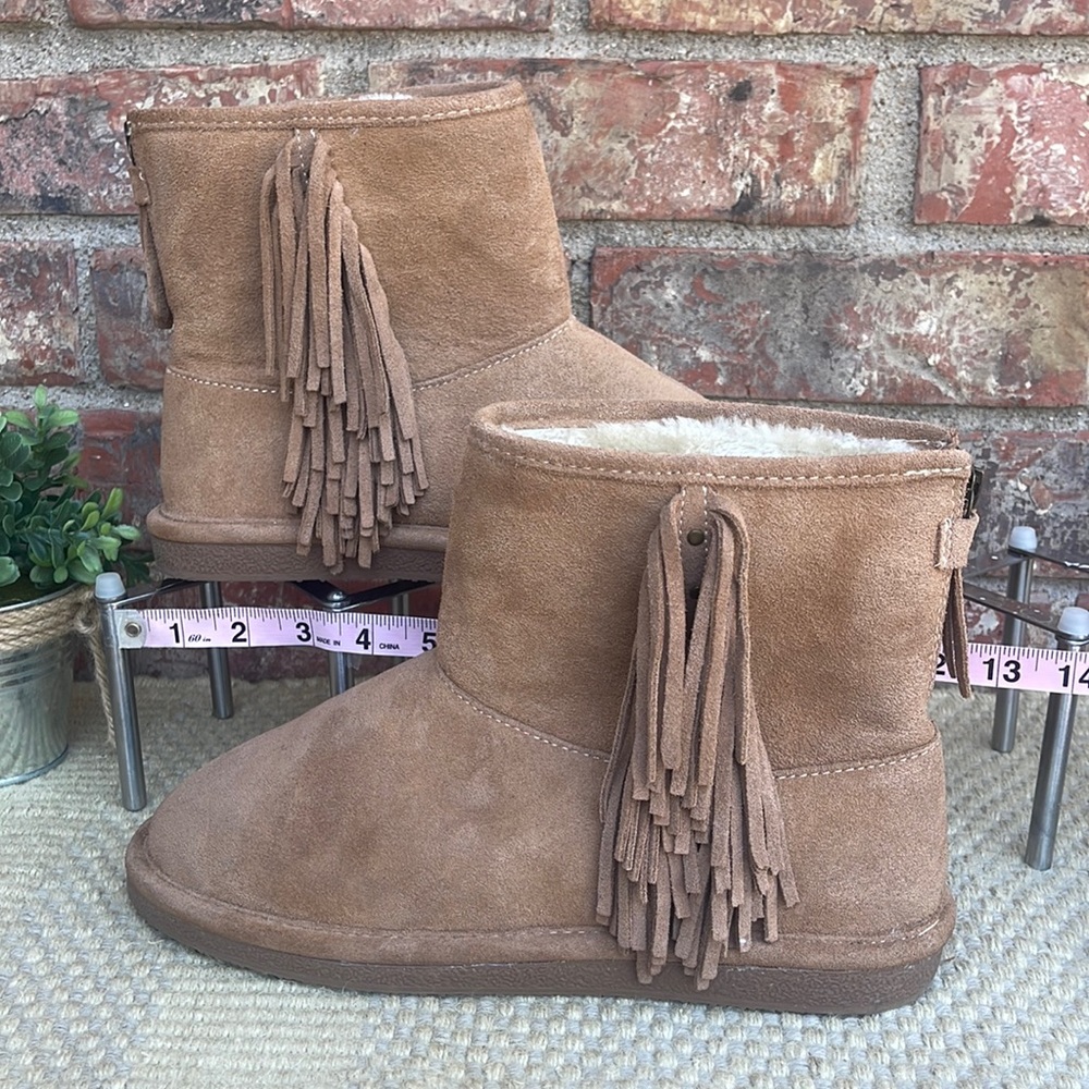 Tan all leather Bjorndal with fringe winter boot size 9.